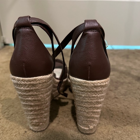 BCBG Ankle Strap Espadrille Wedge Sandals. Brown size 9 - Picture 3 of 8